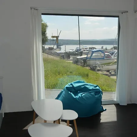 Leben Im Hafen Am Idyllischen Murtensee *