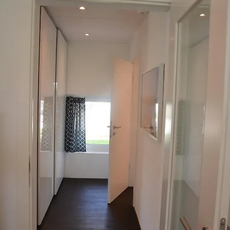 Leben Im Hafen Am Idyllischen Murtensee *