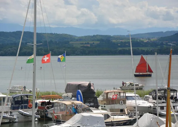 Leben Im Hafen Am Idyllischen Murtensee * Guevaux