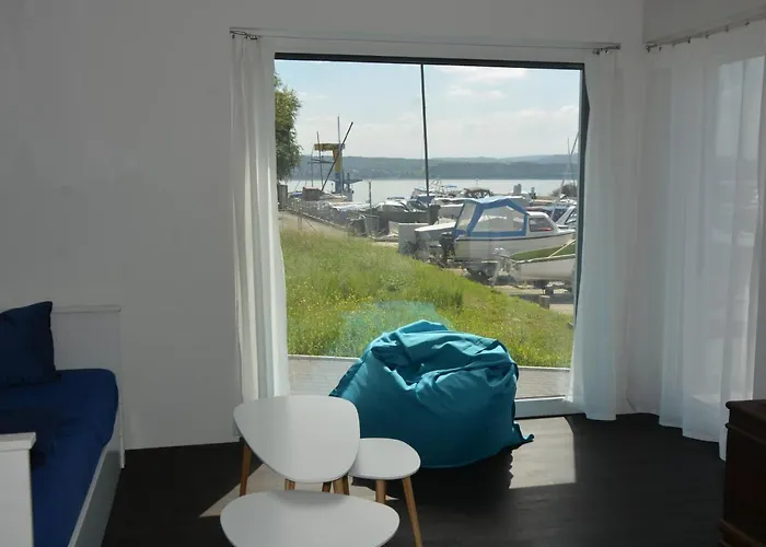 Leben Im Hafen Am Idyllischen Murtensee *