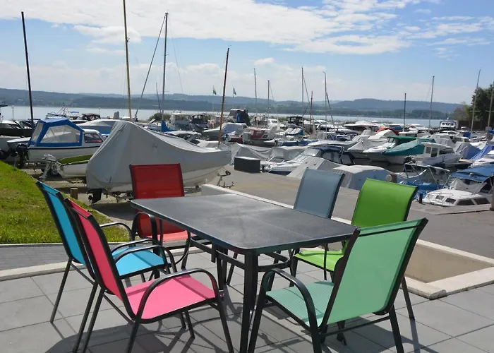 Leben Im Hafen Am Idyllischen Murtensee * Guevaux