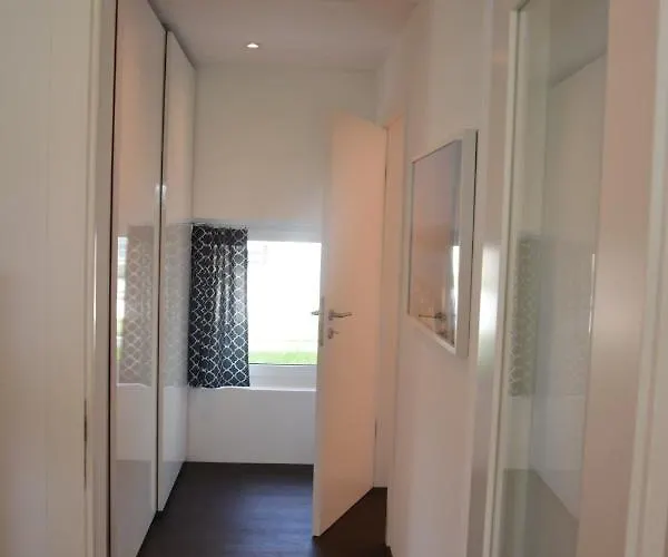 Leben Im Hafen Am Idyllischen Murtensee *