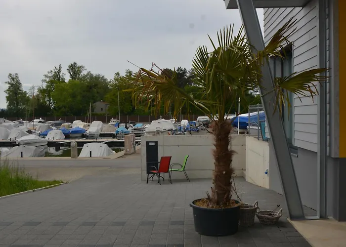 Leben Im Hafen Am Idyllischen Murtensee